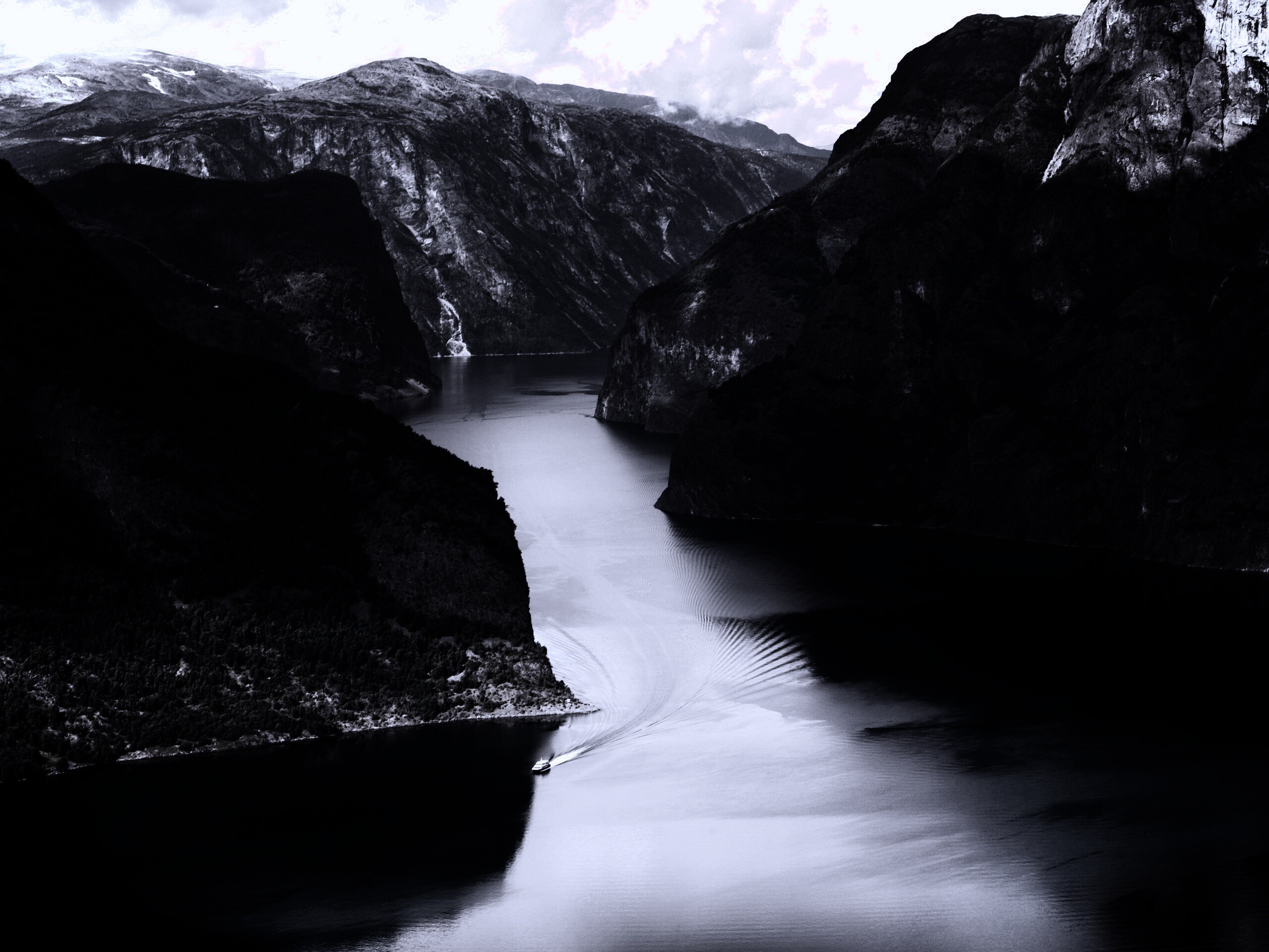 Лодка на реке среди высоких гор обои