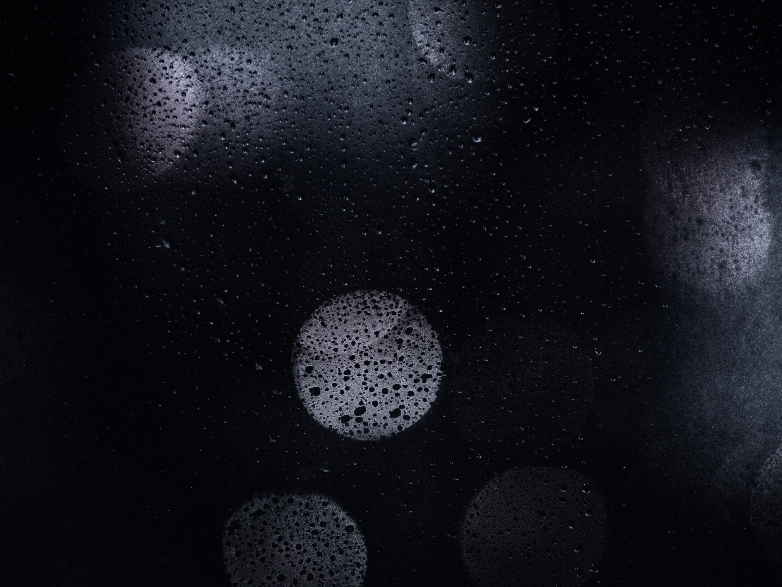 Блики за мокрым стеклом обои