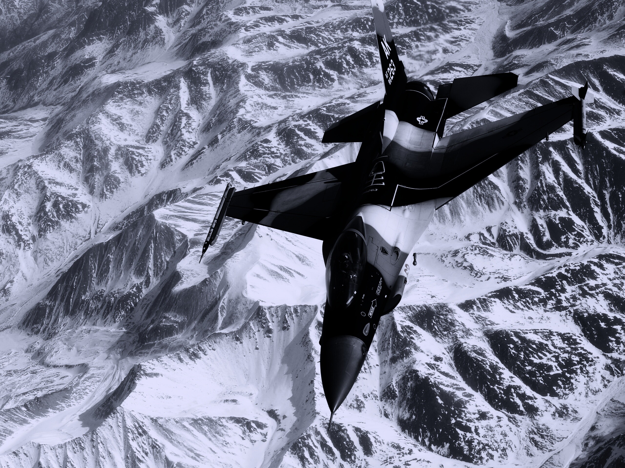 Истребитель над снежными пиками гор обои