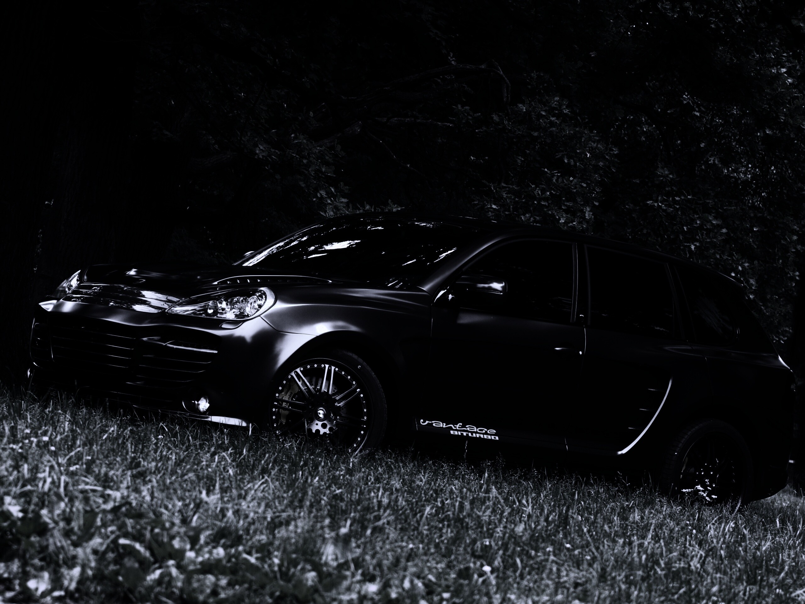 Концепт внедорожника в лесу обои