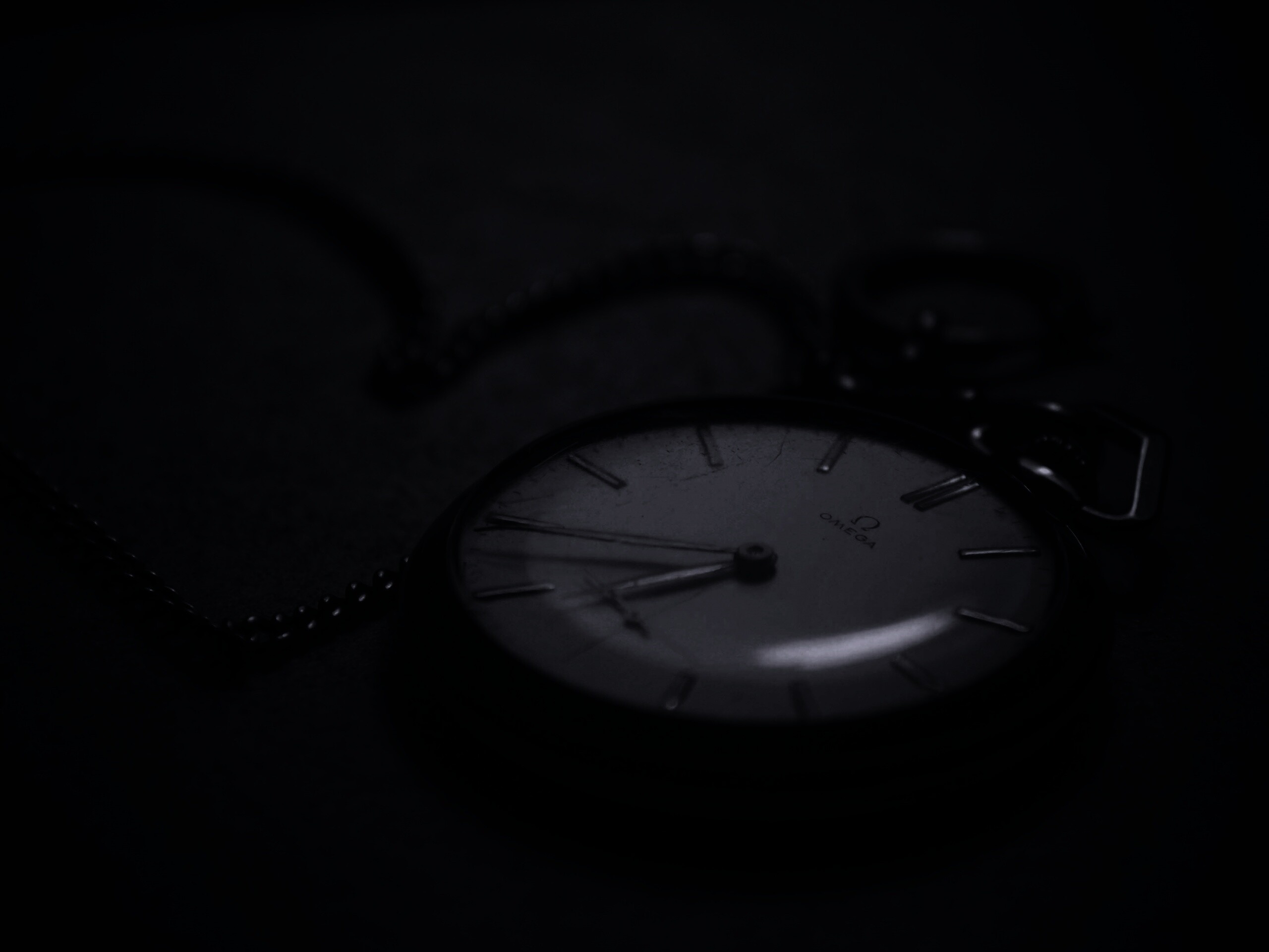 Часы на цепочке обои