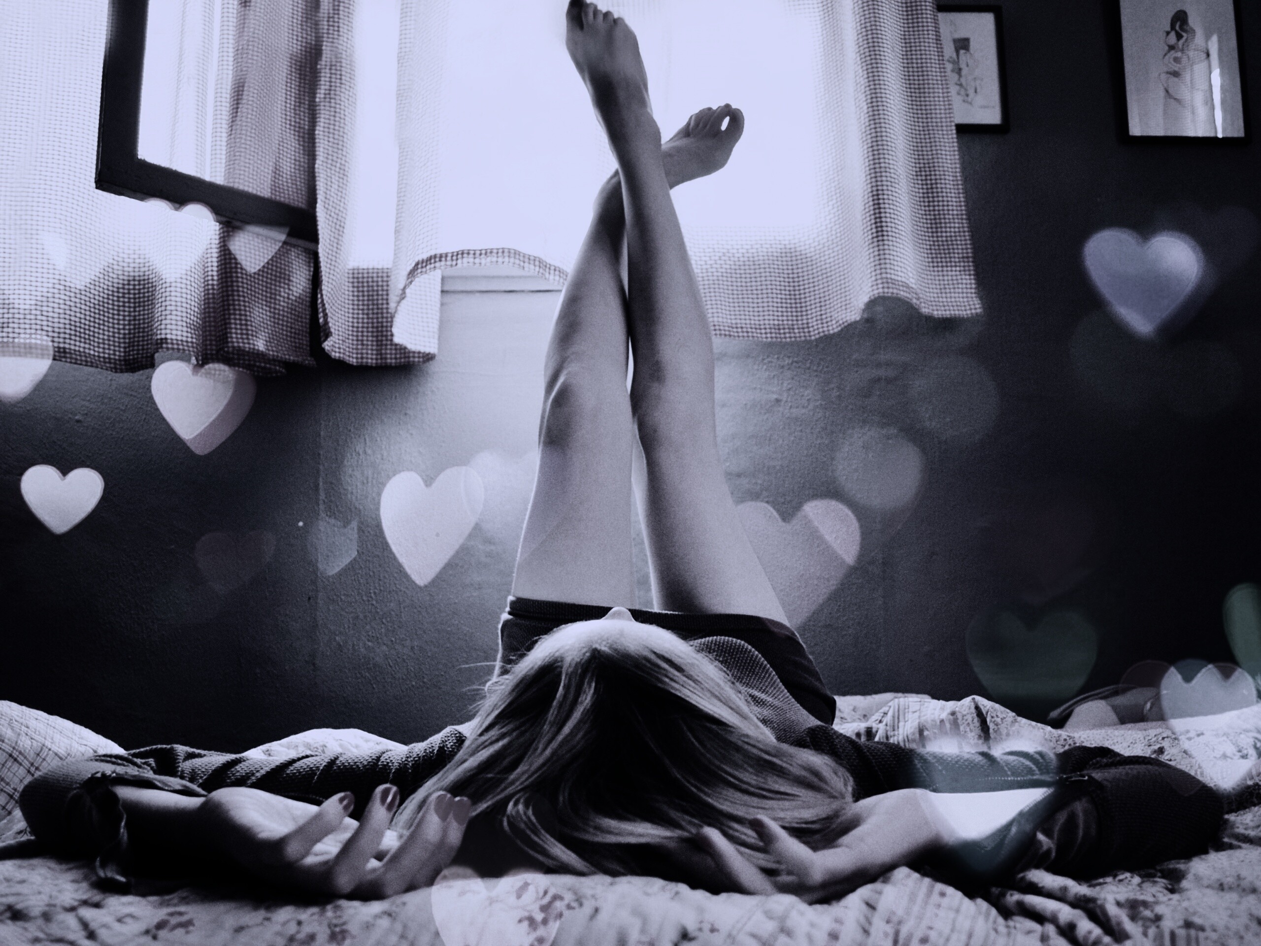 Девушка в постели обои