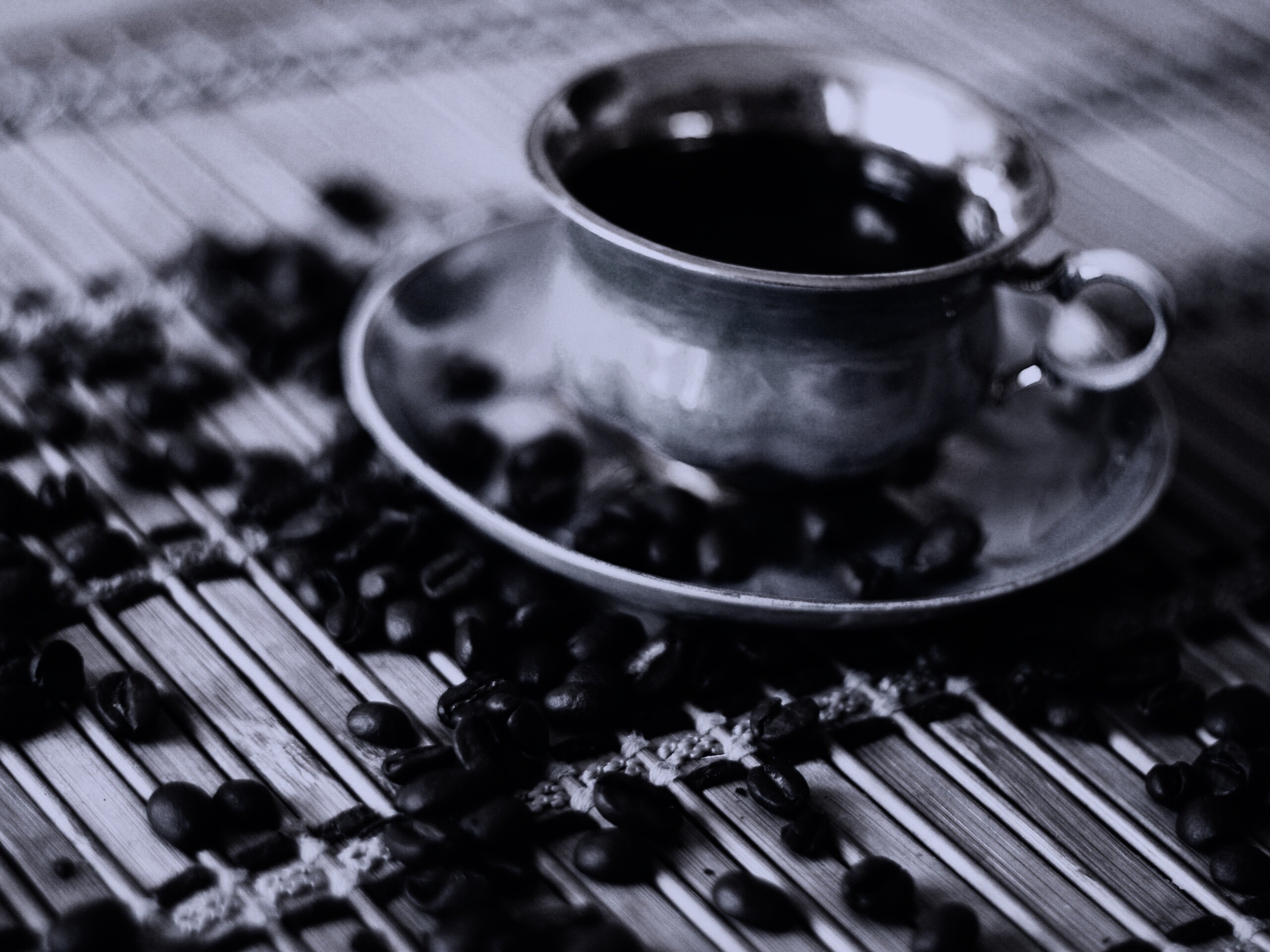 Чашка кофе и немного зерен обои