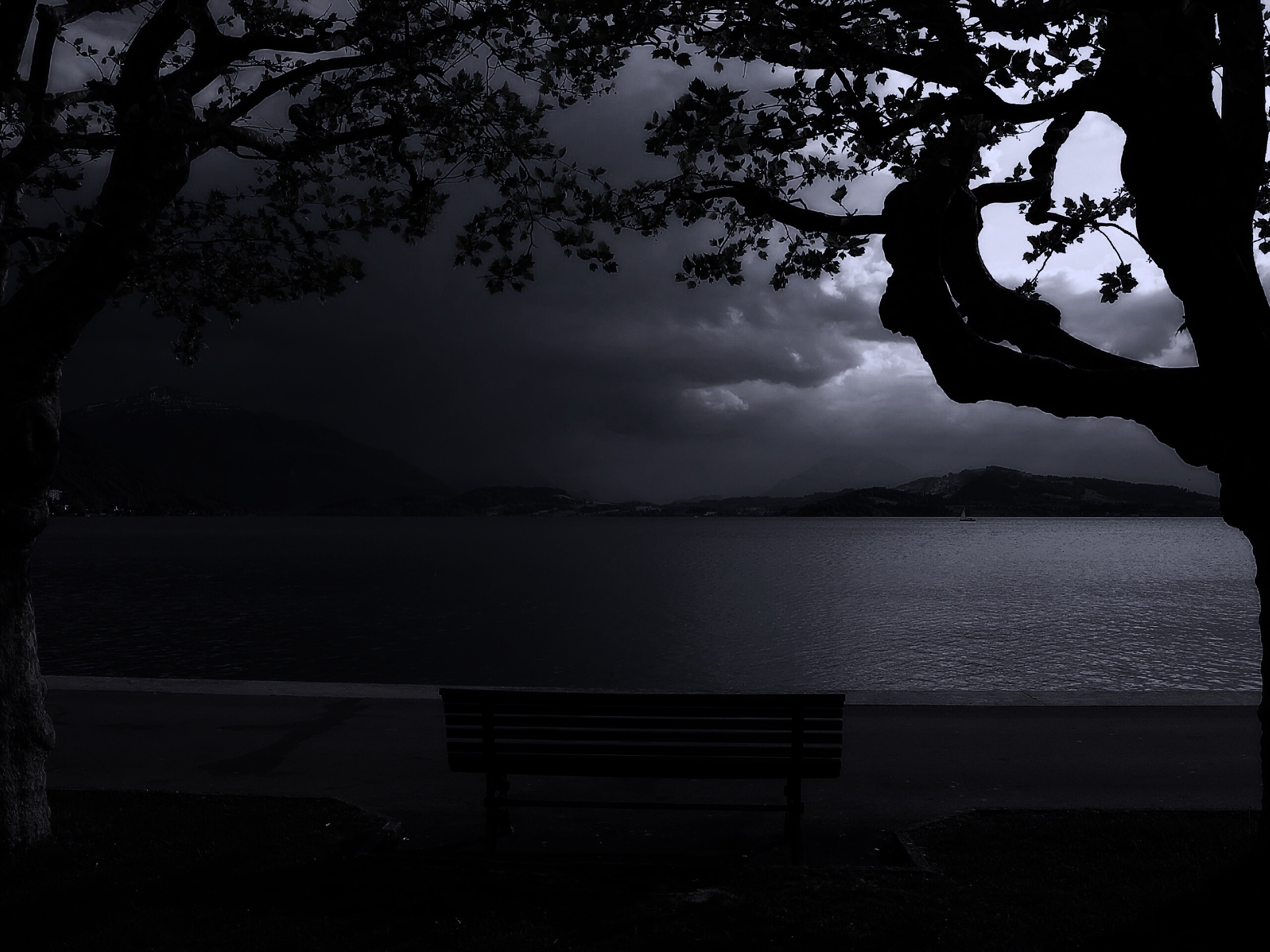 Скамейка на берегу обои