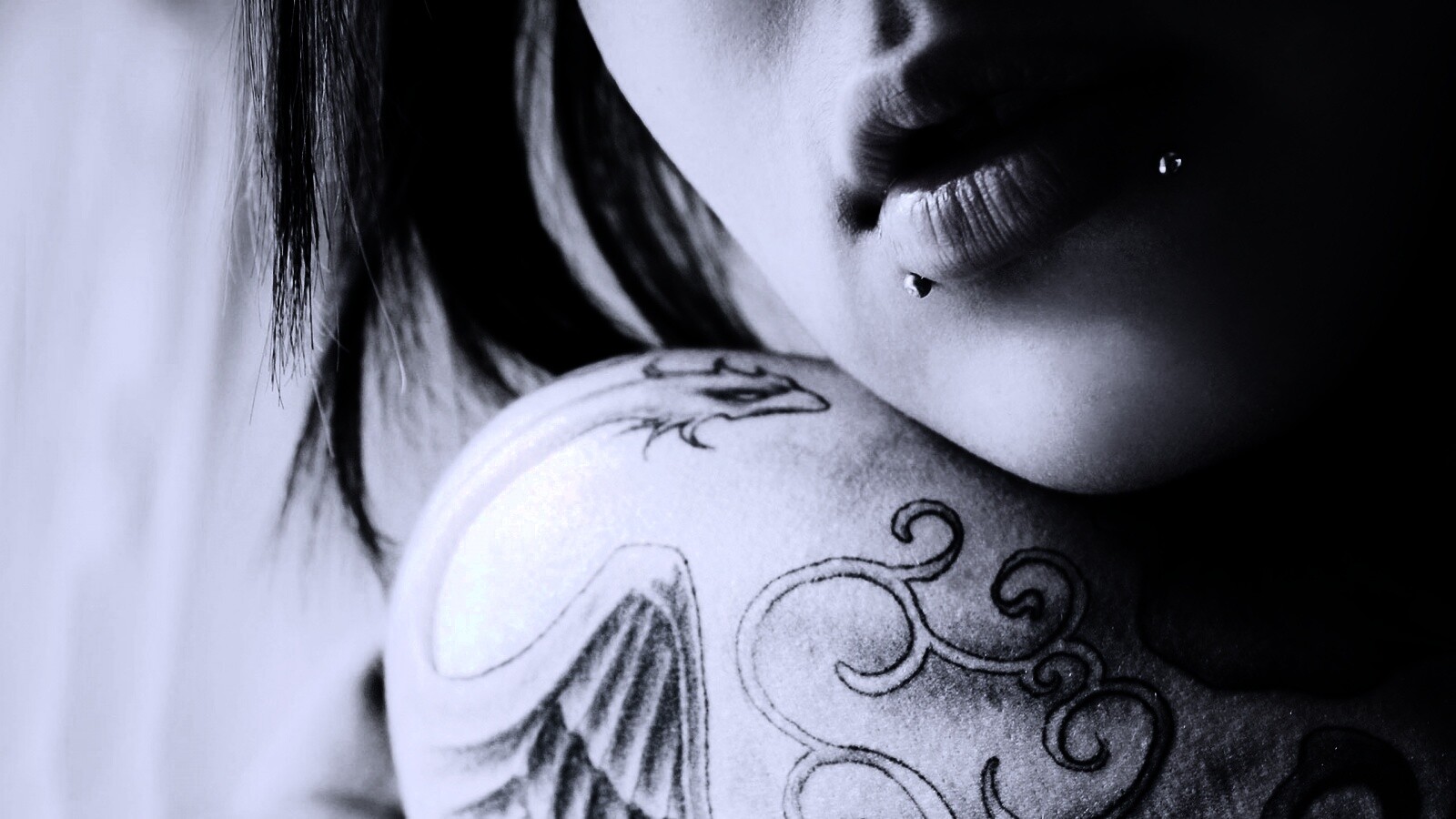 Плечо с татуировкой обои