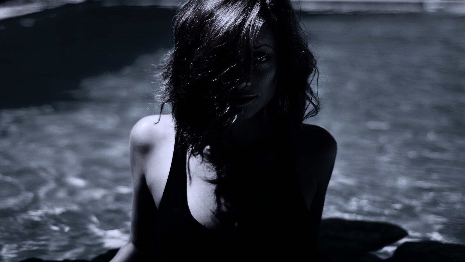 Девушка рядом с бассейном обои