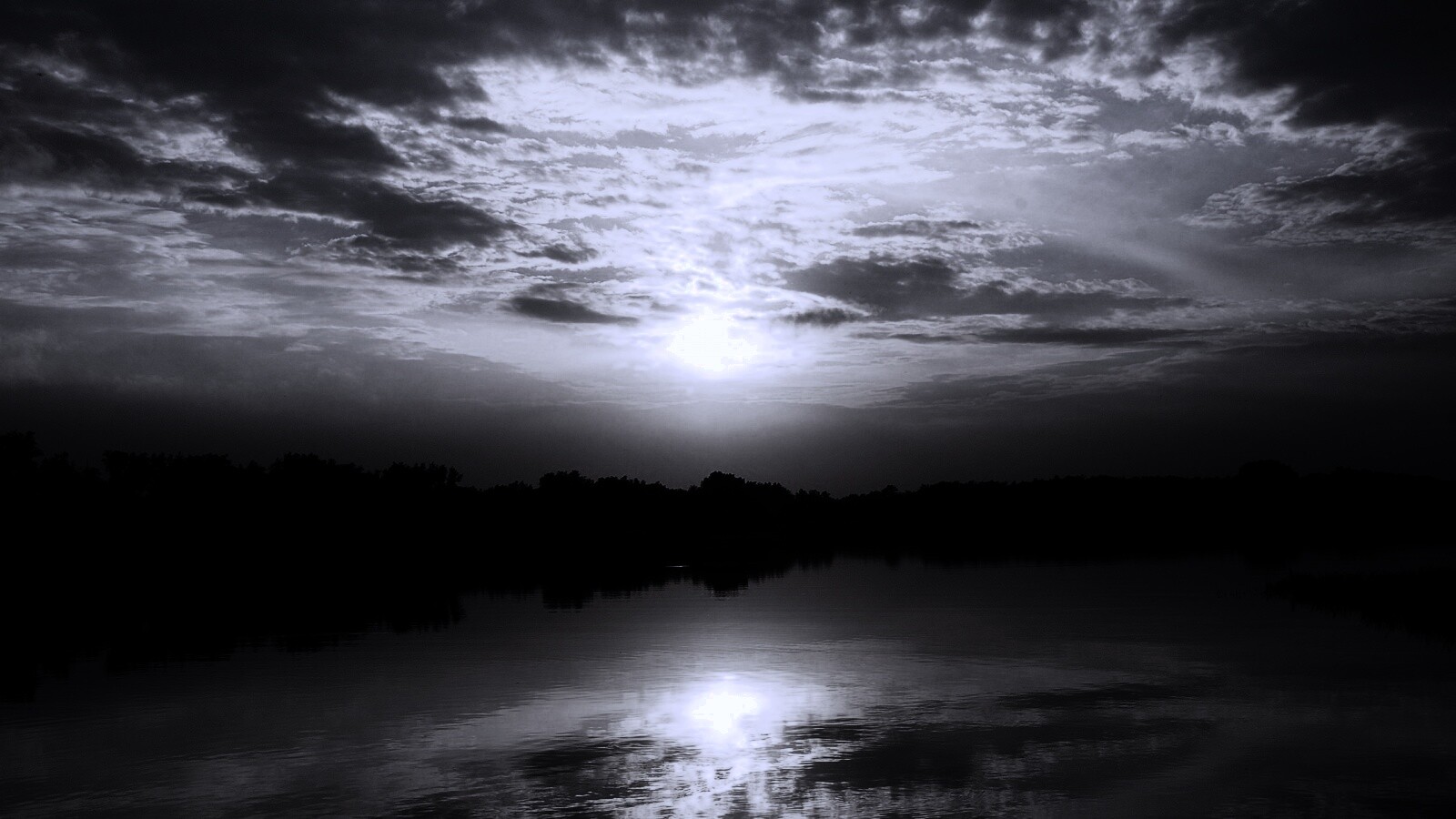 Закат отражается в озере обои