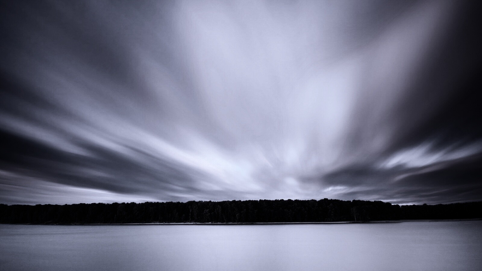 Вечернее небо над озером обои