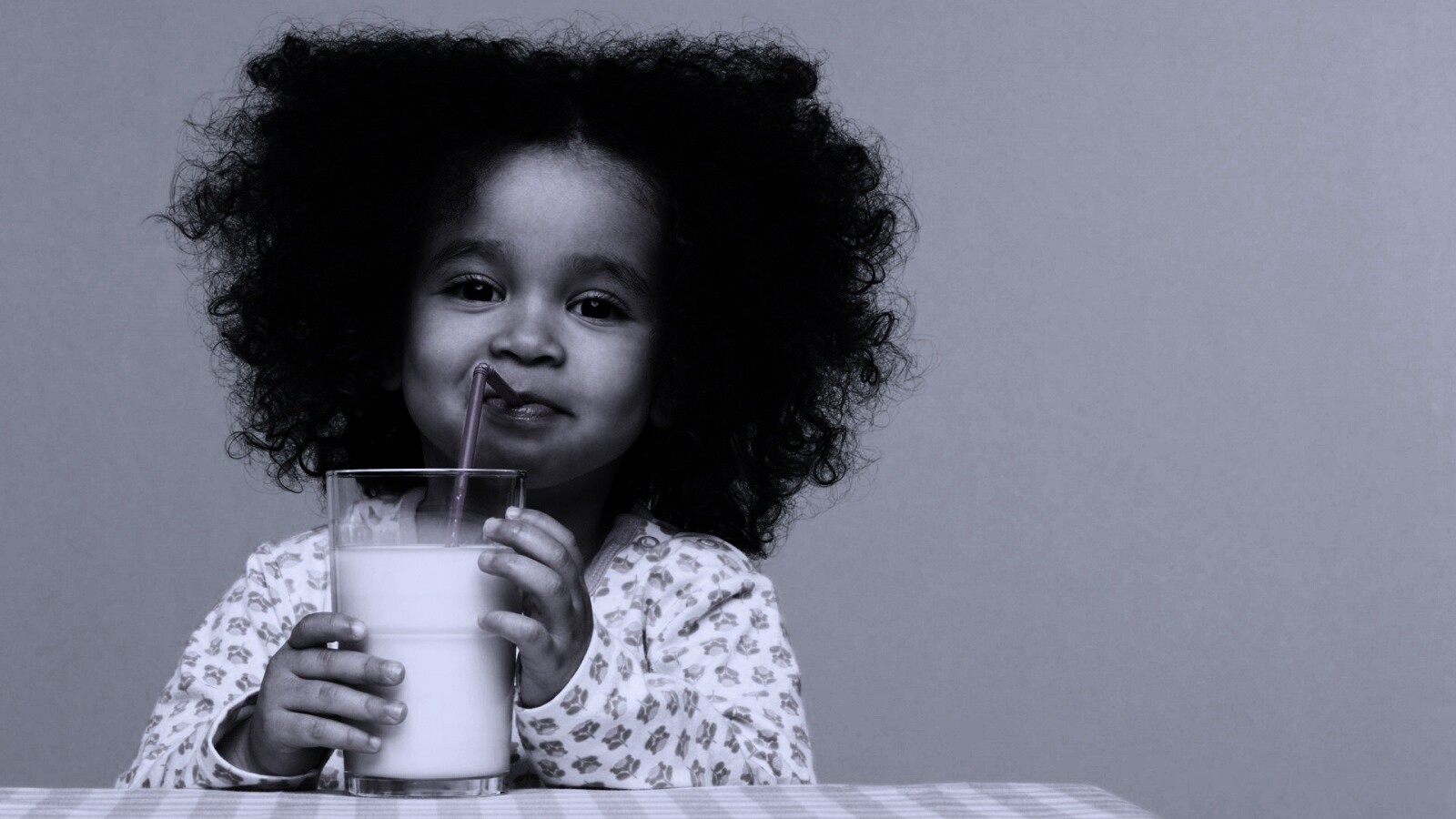 Девочка пьет молоко обои