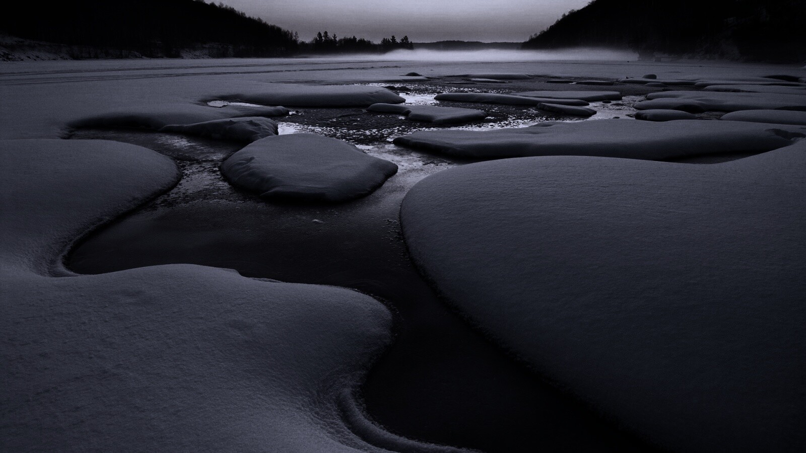 Полынья на замерзшем озере обои