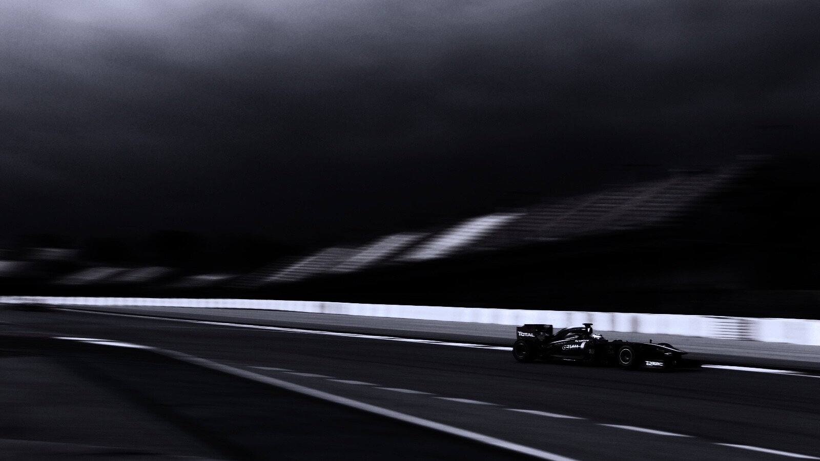 Болид на треке обои