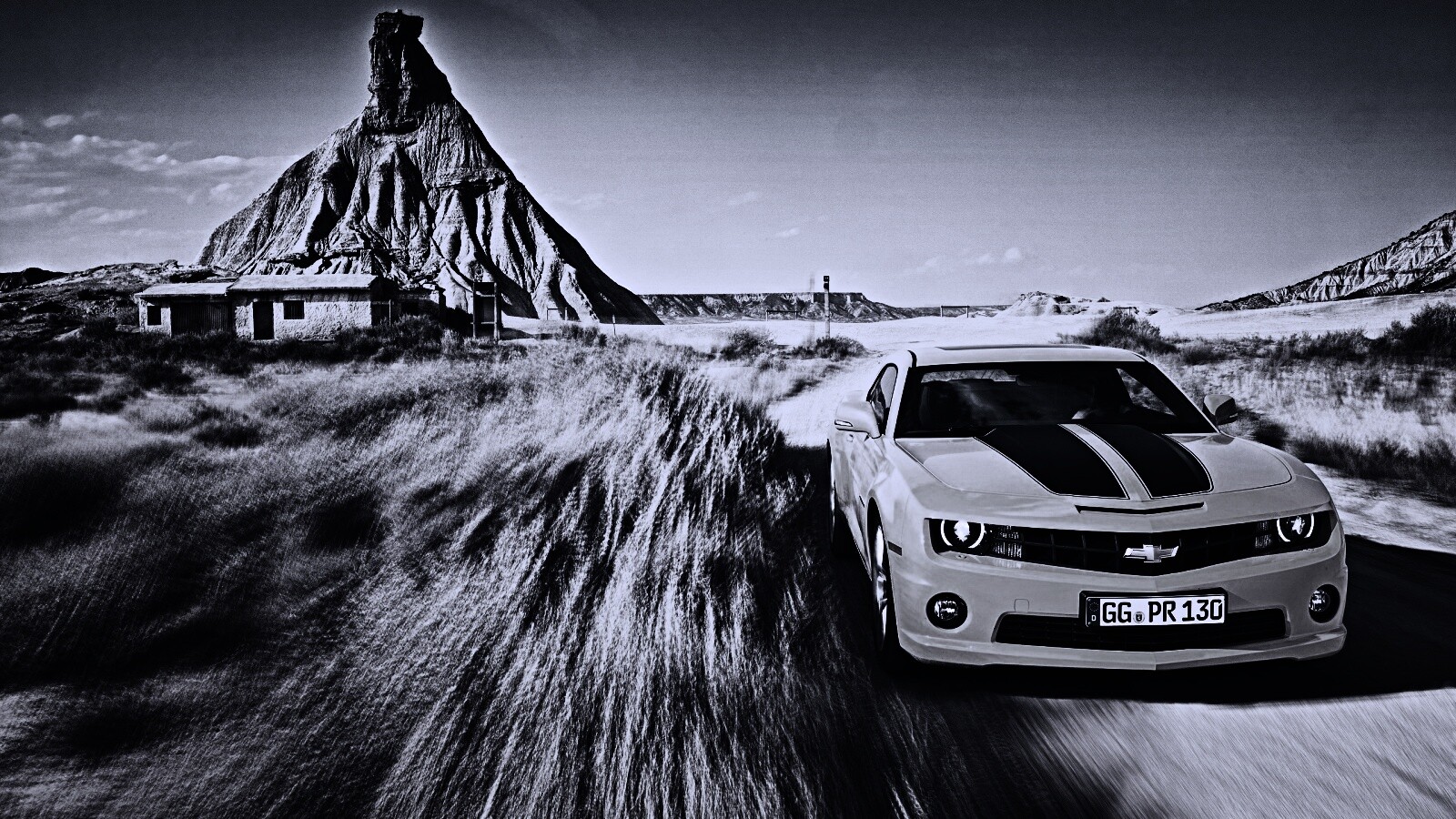 Камаро на пустынной дороге обои