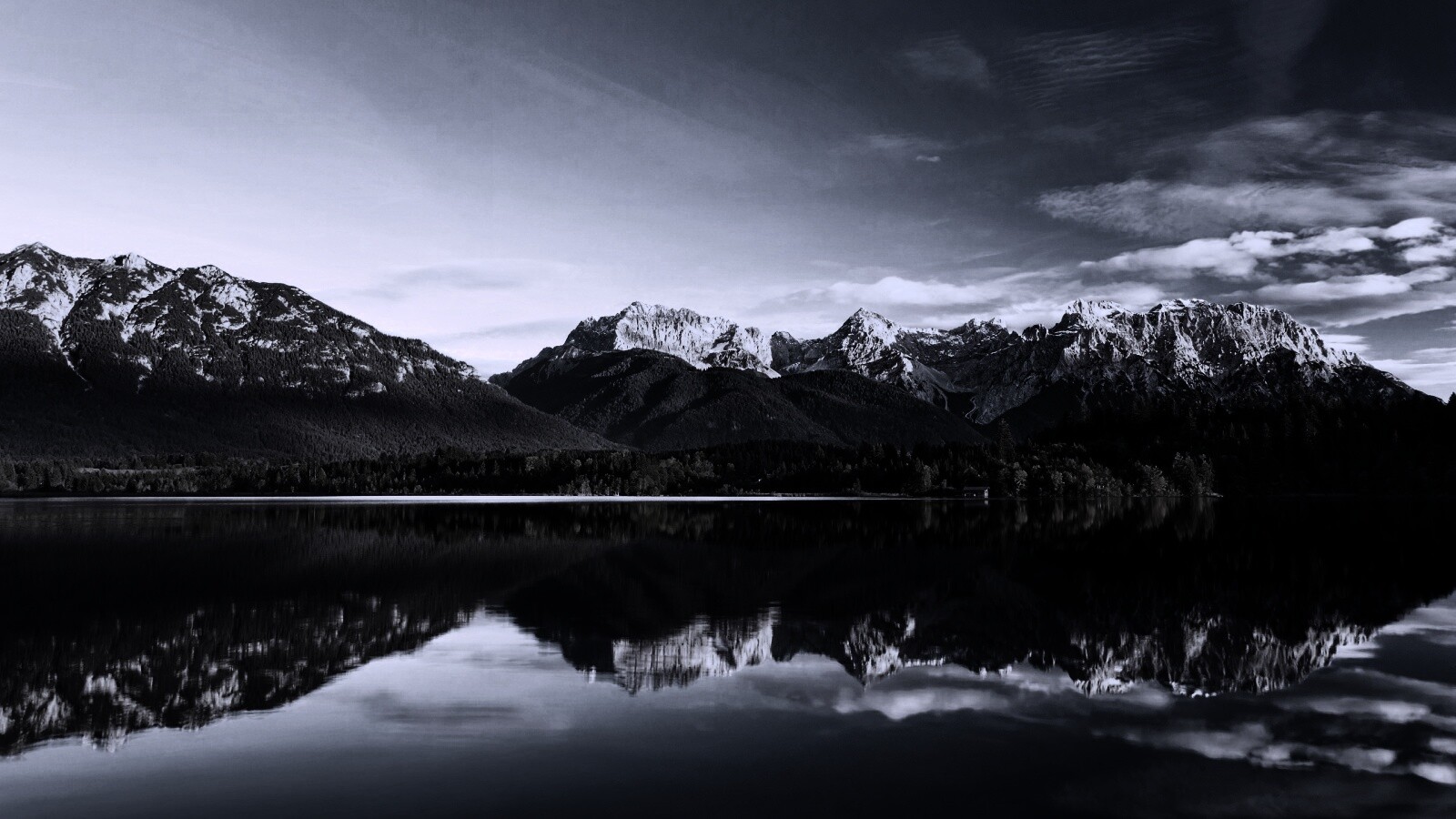 Горы отражаются в озере обои