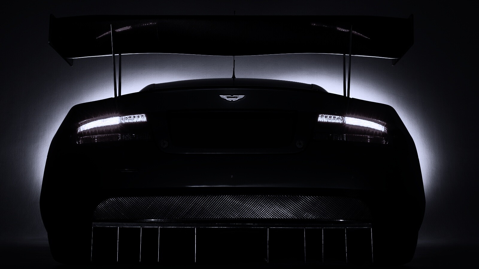 Красные задние фары спорткара обои