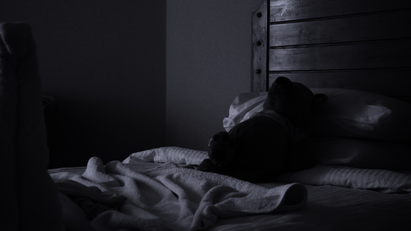 Медвежонок в постели обои