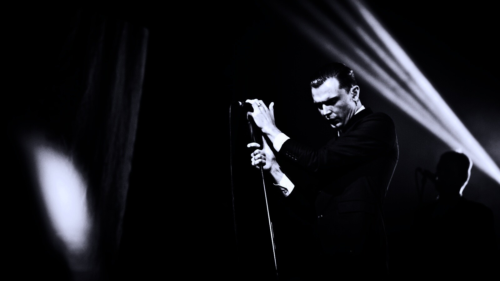 Тео Хатчкрафт на сцене обои