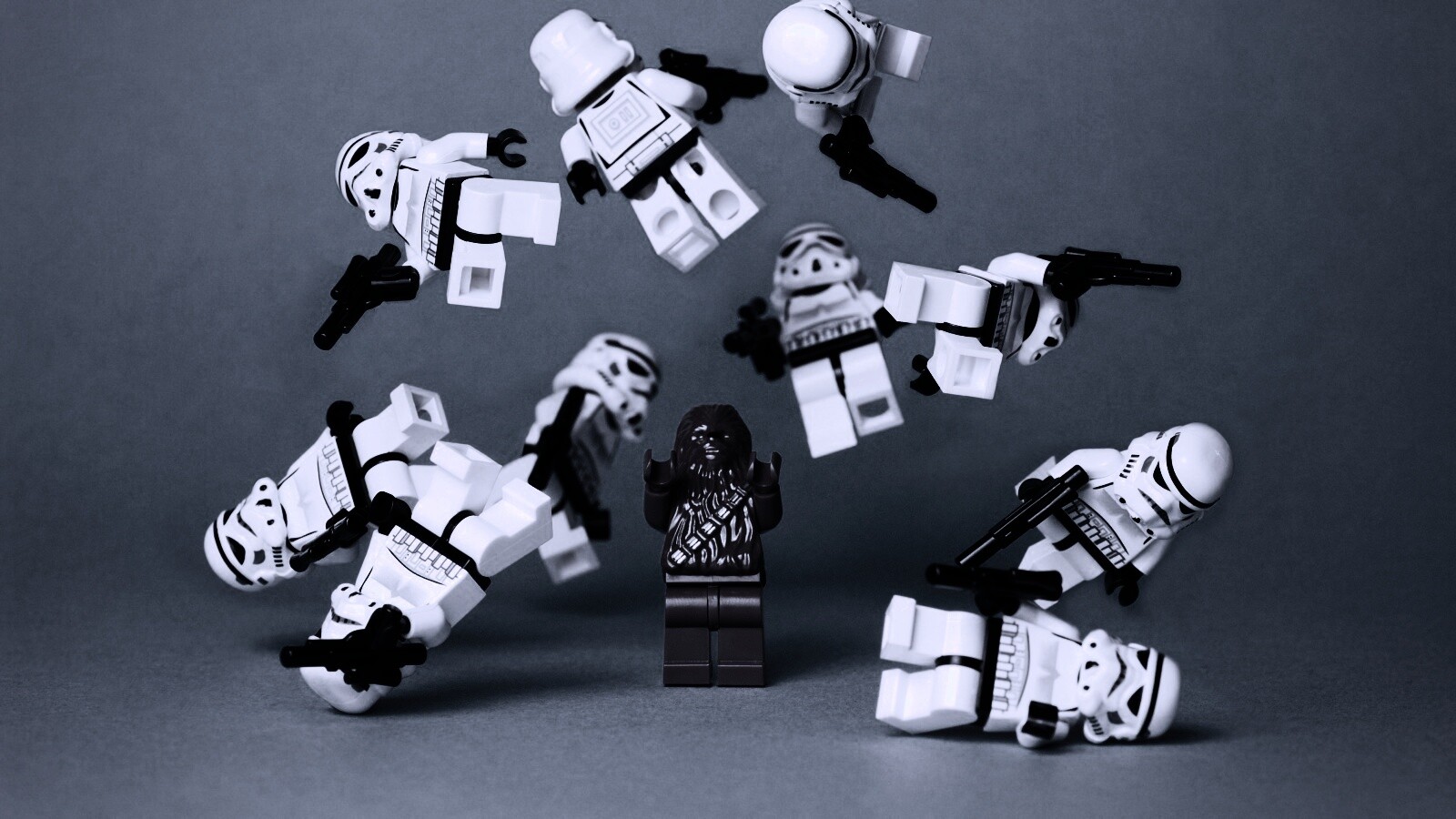 Чубака раскидывает имперских штурмовиков обои