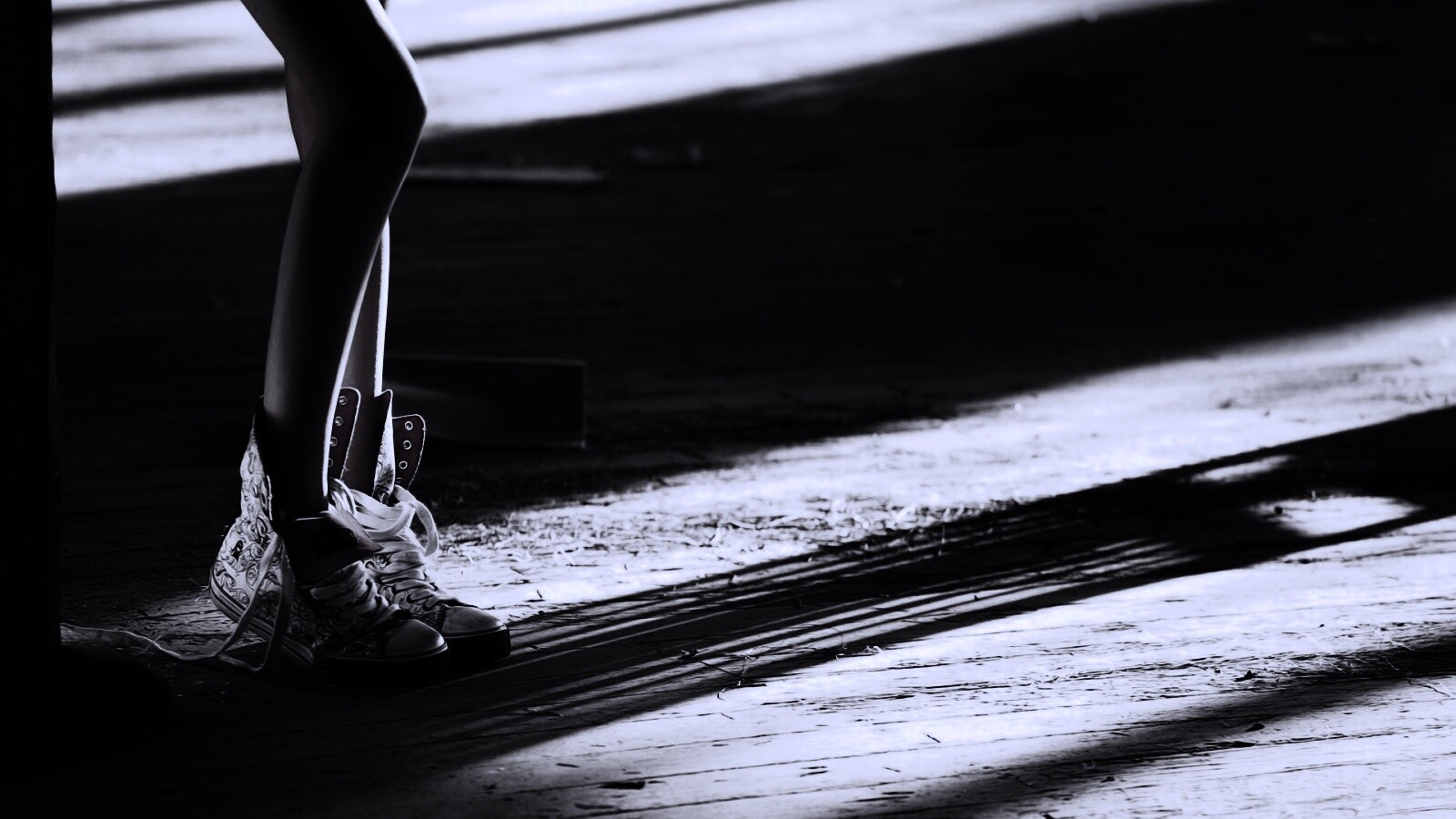 Ножки в кедах обои