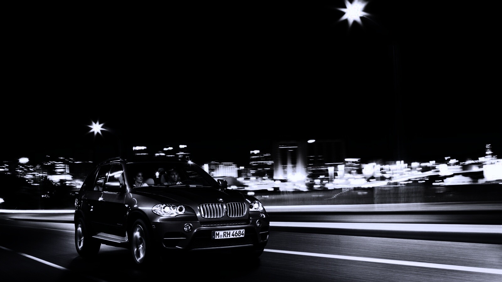 Пара в BMW X5 обои