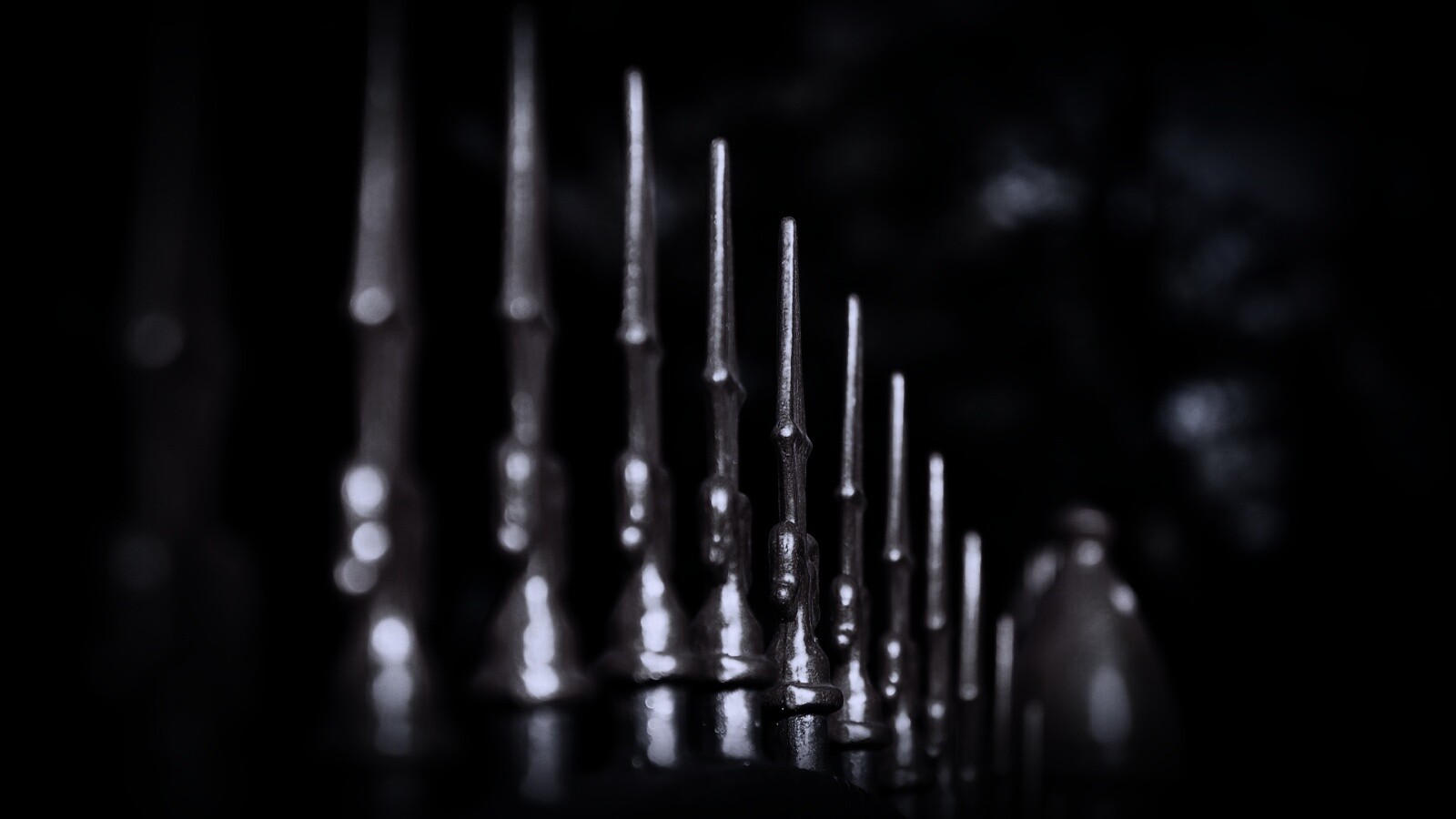 Оранжевые наконечники на ограде обои