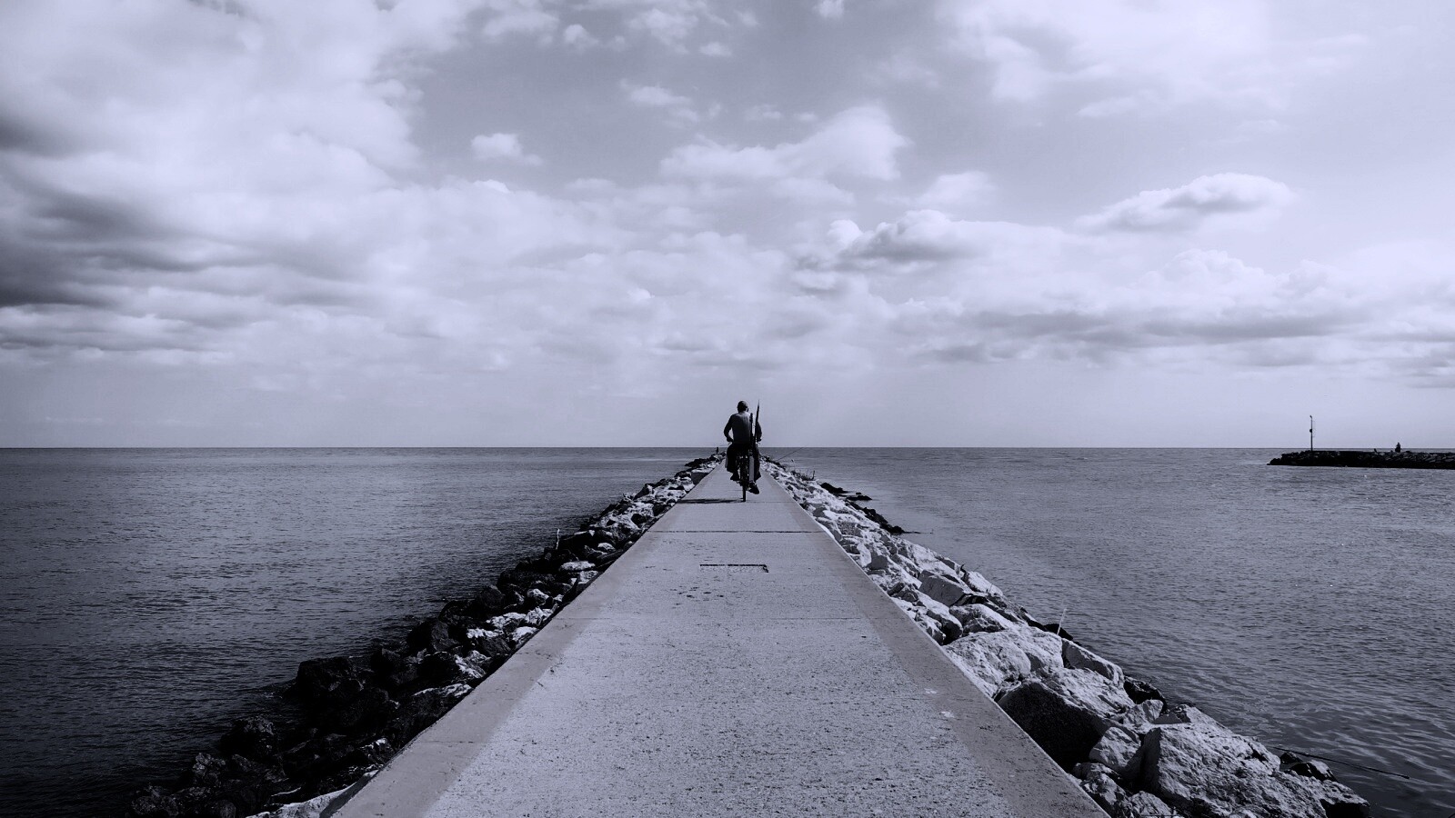 Велосепидист на волнорезе обои