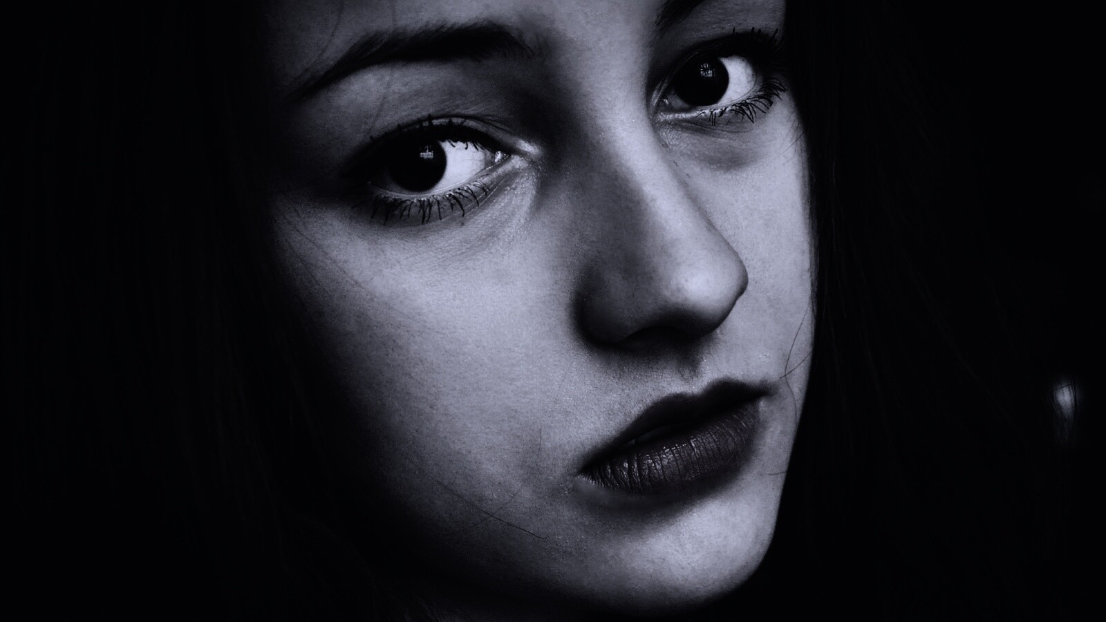 Брюнетка с ярким макияжем и печальным лицом обои