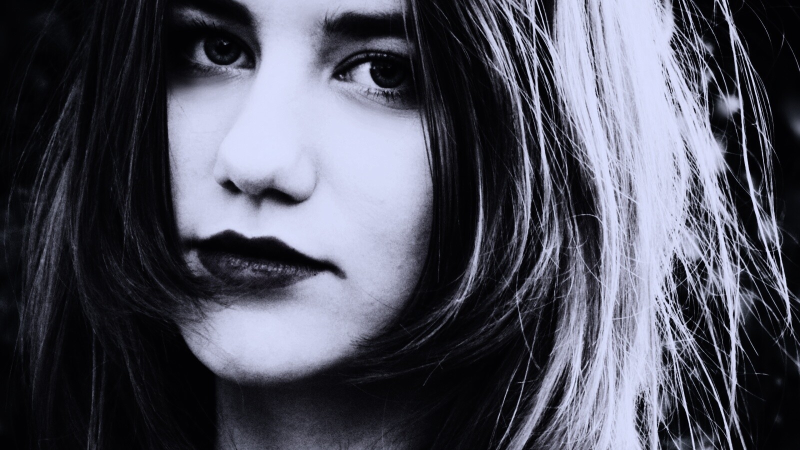 Взгляд голубоглазой девушки обои