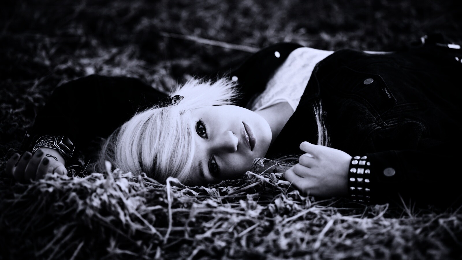 Блондинка лежащая на траве обои