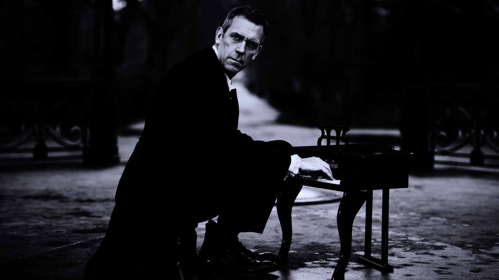 Хью Лори за маленьким роялем обои