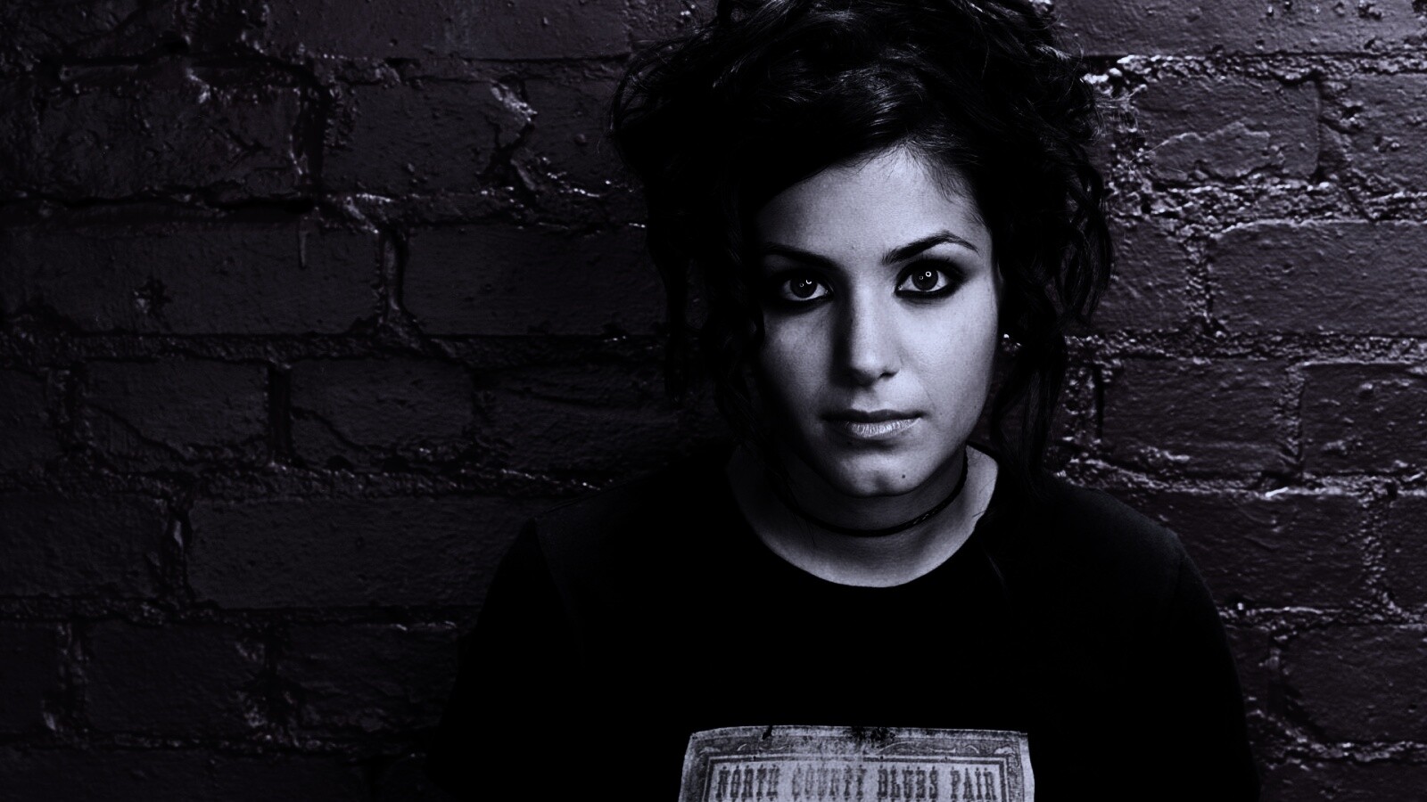 Подросток на фоне розовой кирпичной стены обои