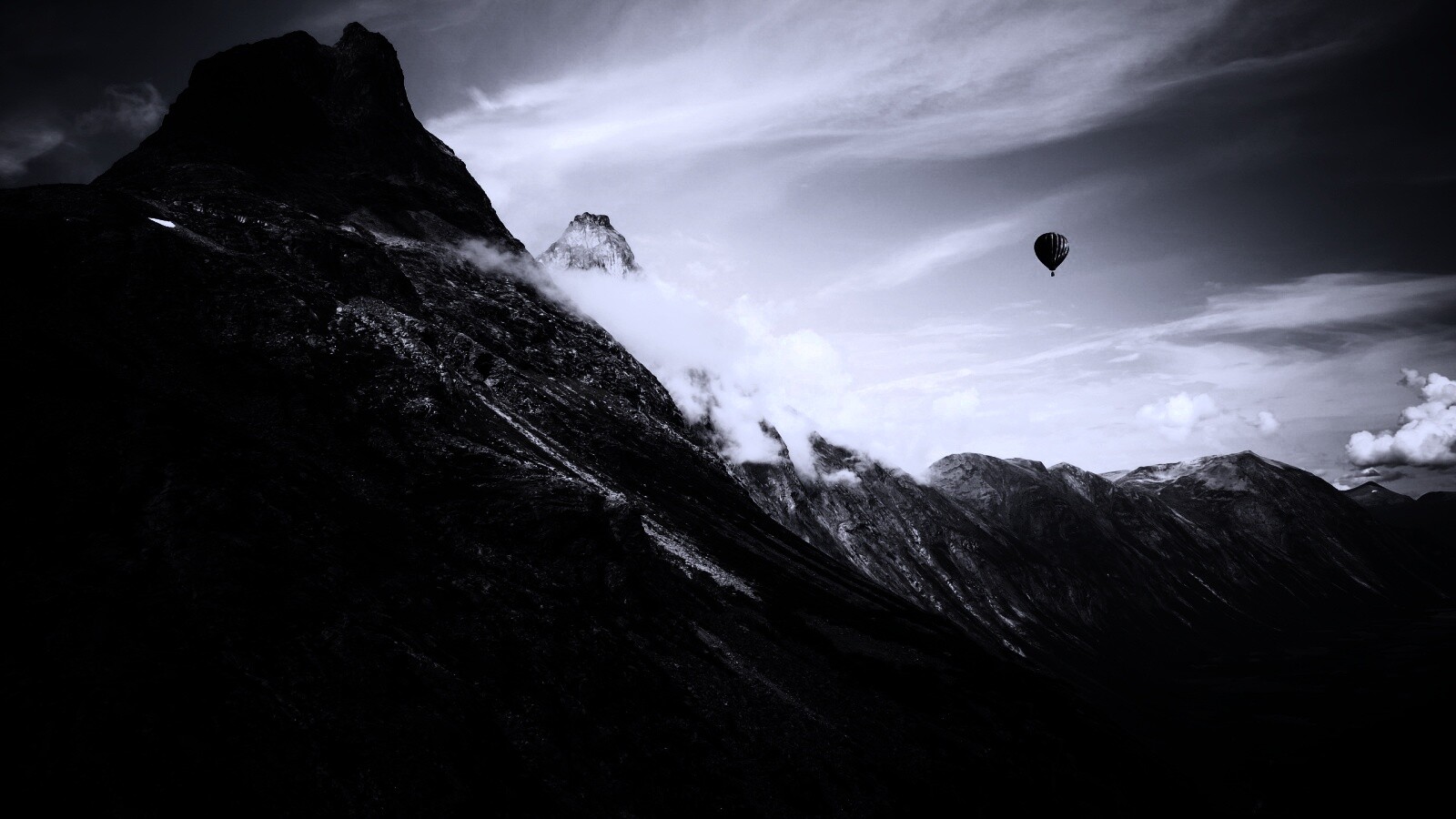 Воздушный шар в горах обои