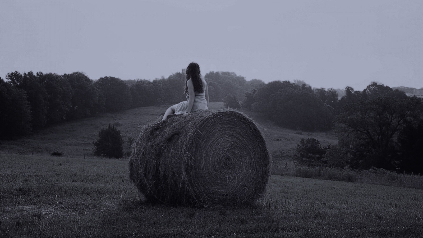 Девушка на снопе сена обои