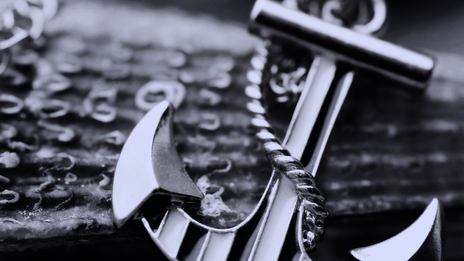 Кулон в виде якоря обои