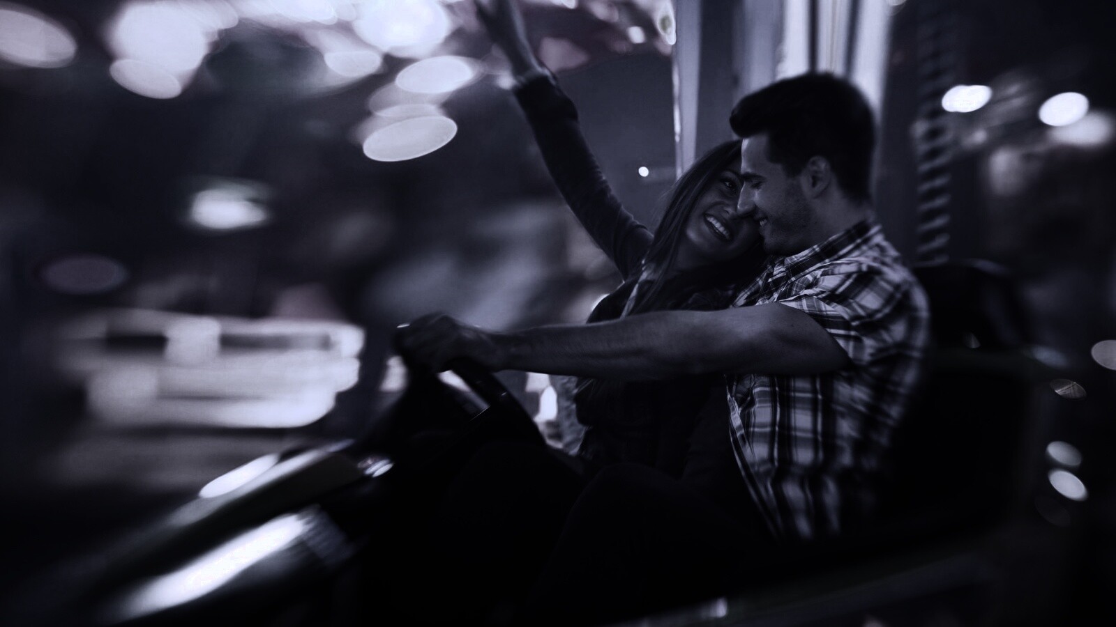 Счастливая пара на аттракционах обои