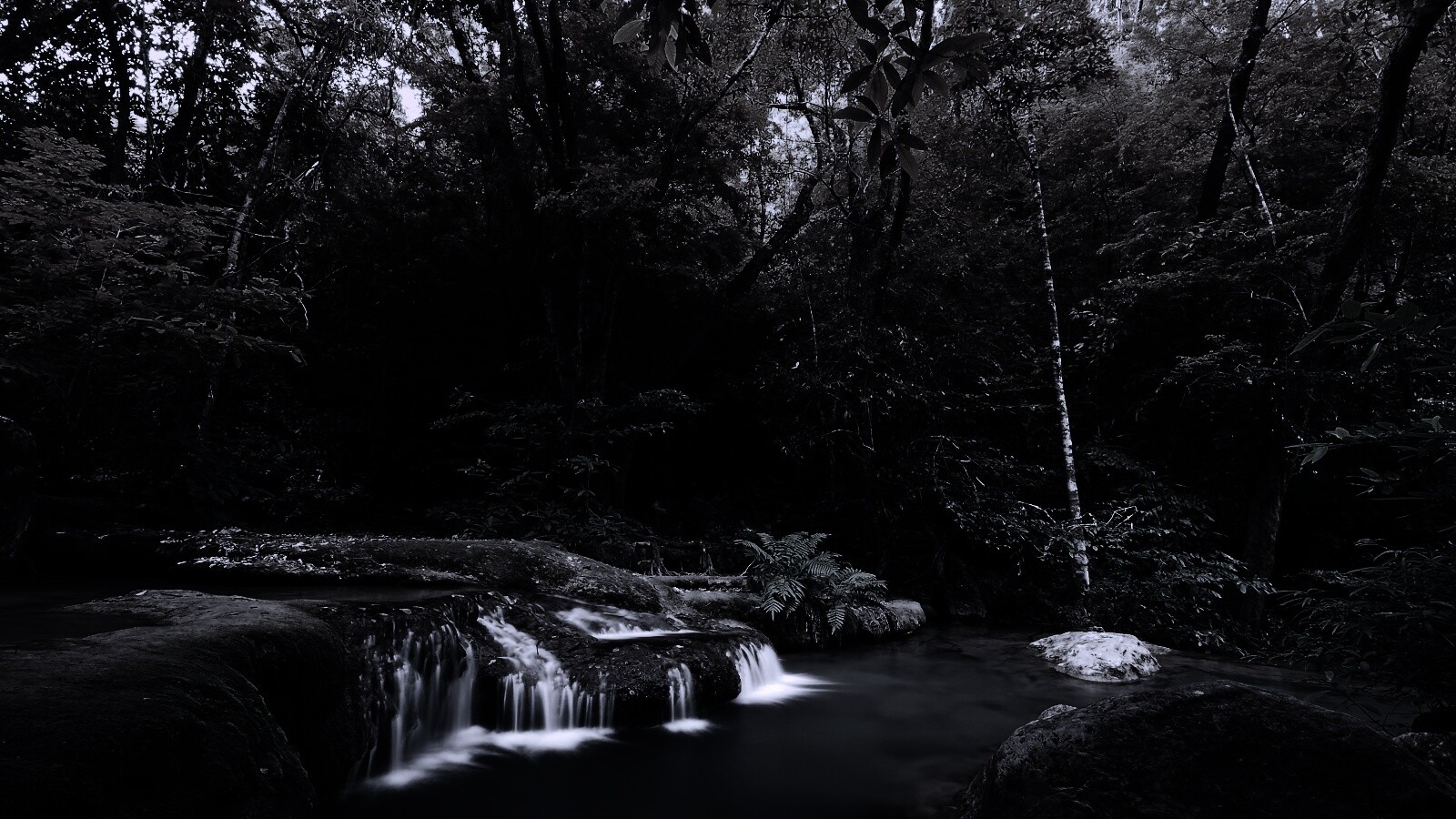 Водопадик в осеннем лесу обои