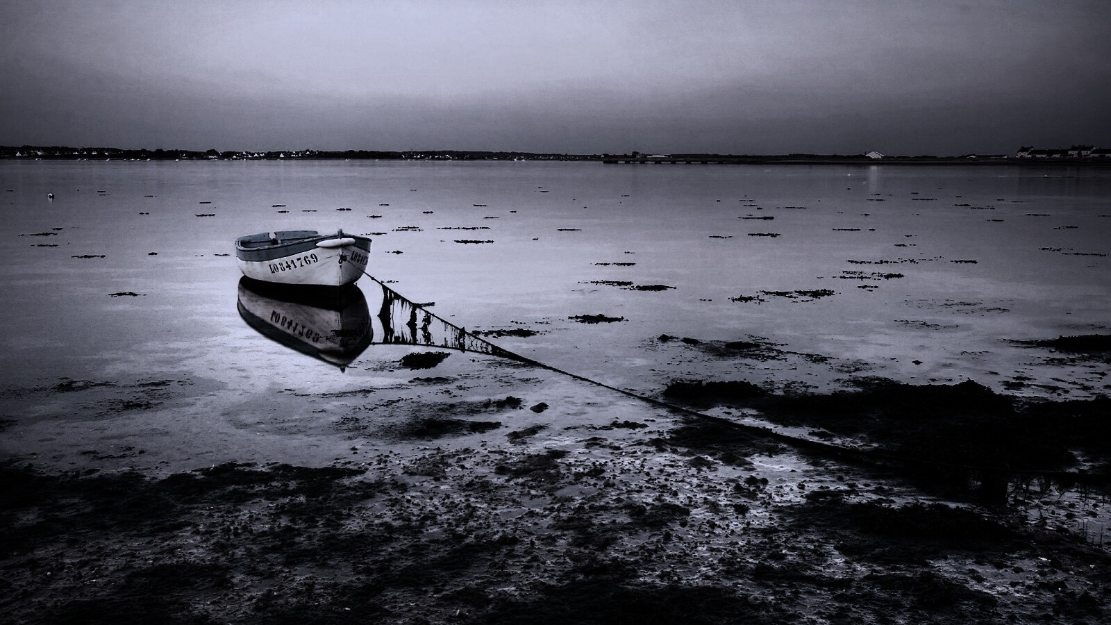 Лодка на илистом берегу обои