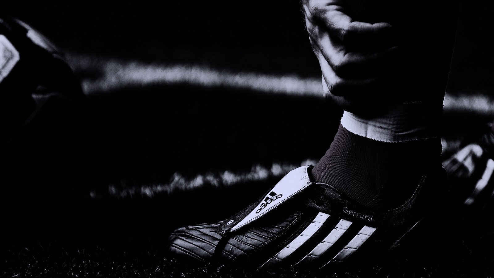 Левая нога футболиста в бутсе обои