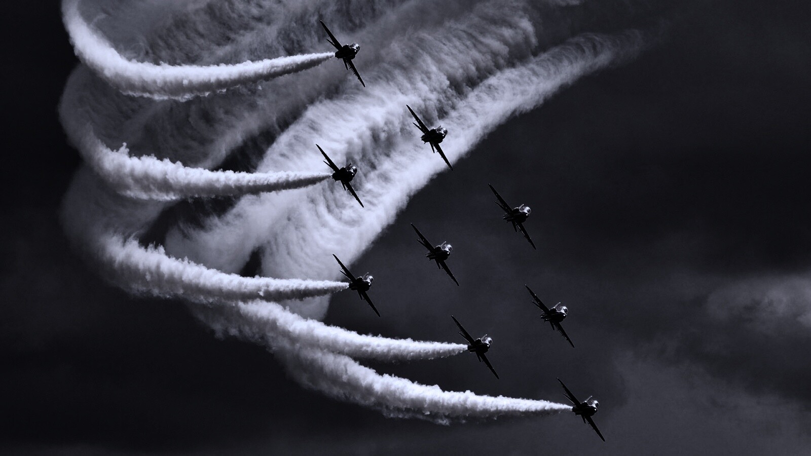 Красивая эскадра самолетов на авиашоу обои