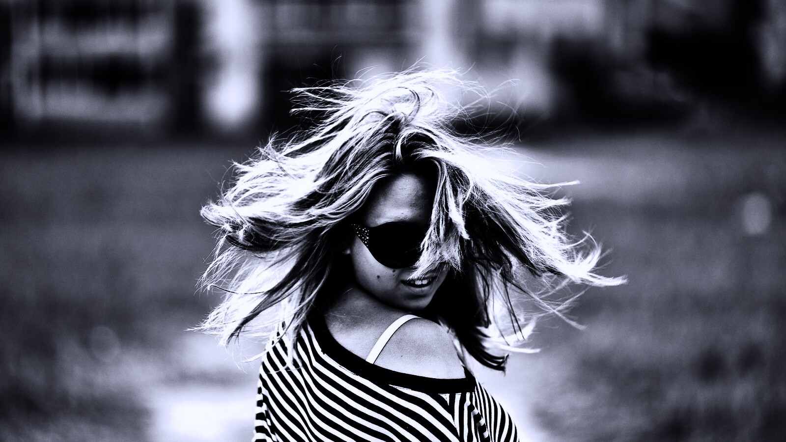 Девушка в тельняшке обои