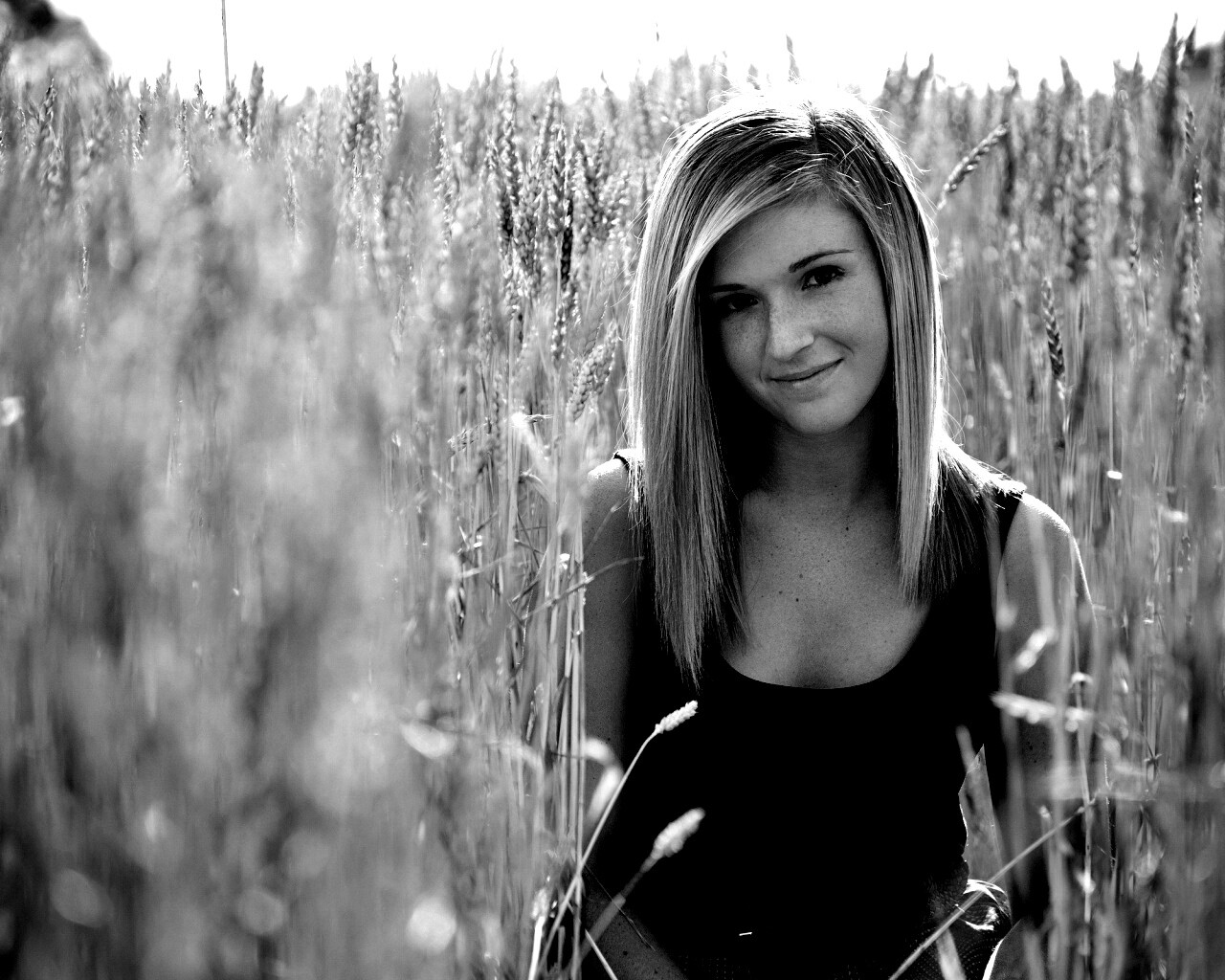 Девушка во ржи обои