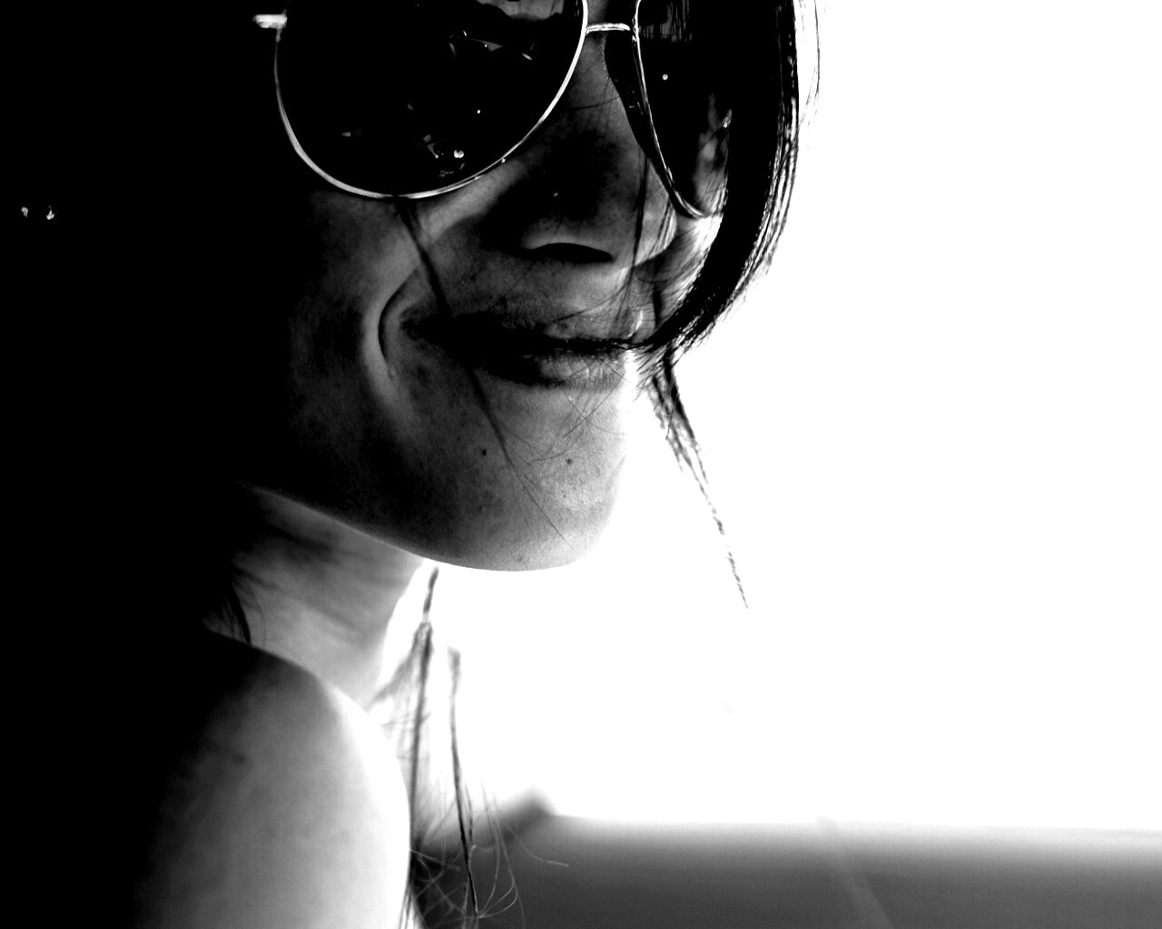 Девушка в очках обои