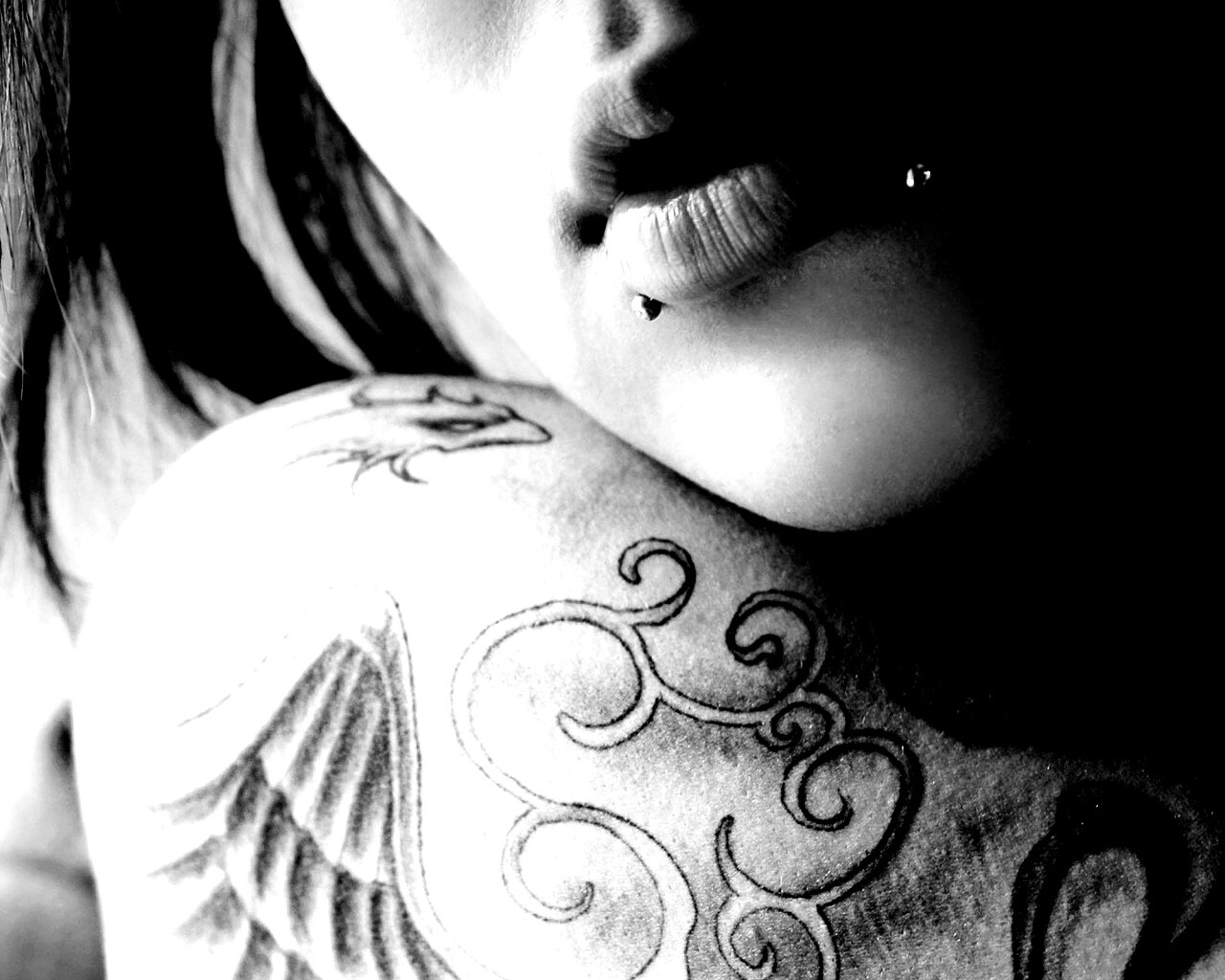 Плечо с татуировкой обои