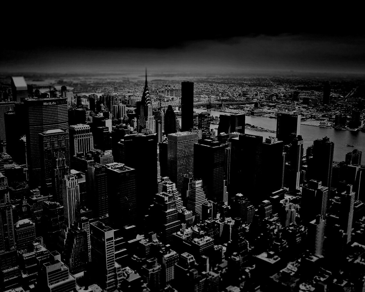 Темное небо над городом обои