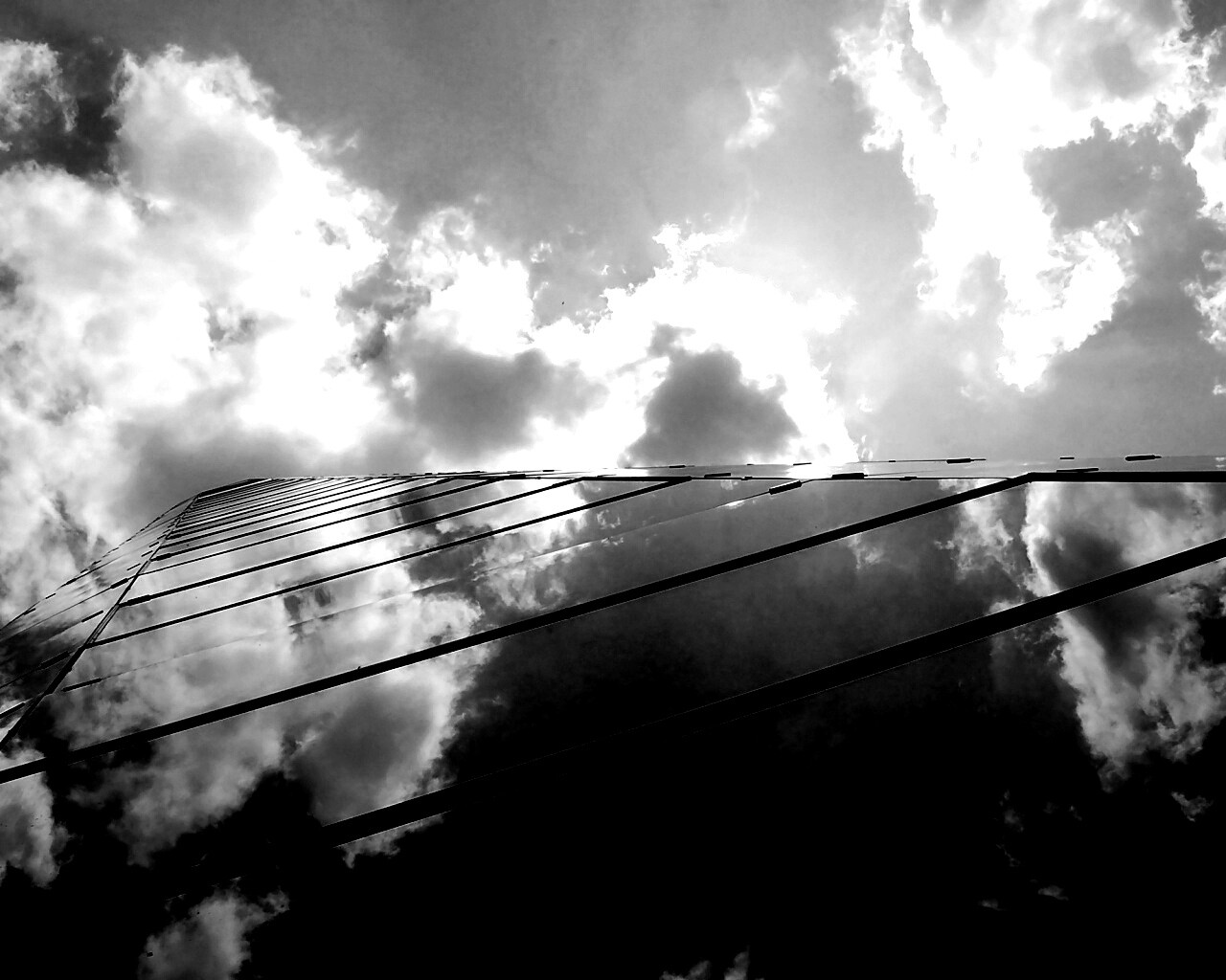 Стеклянный небоскреб уходящий в небо обои