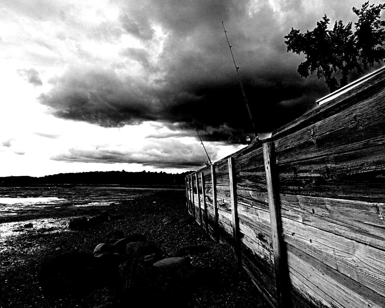 Отлив у деревянной набережной обои