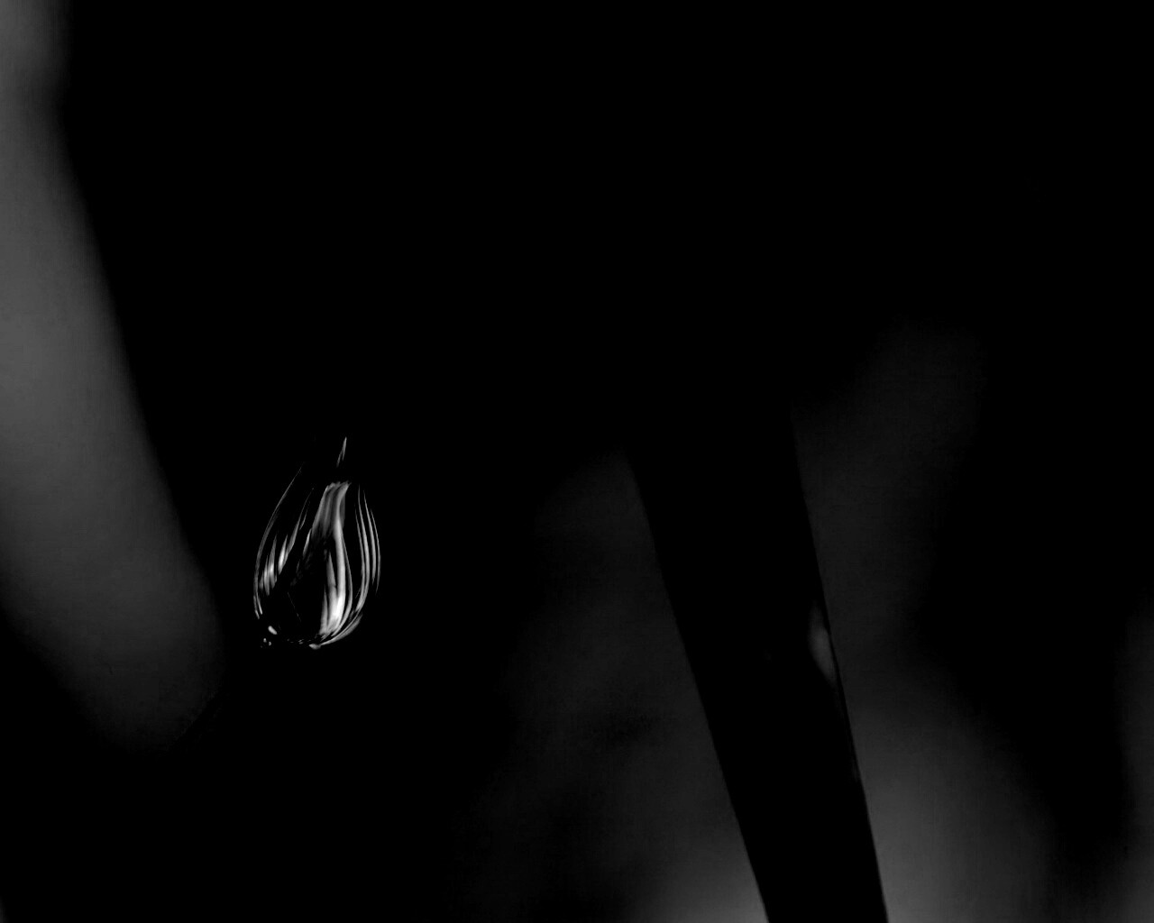 Стекающая капля обои