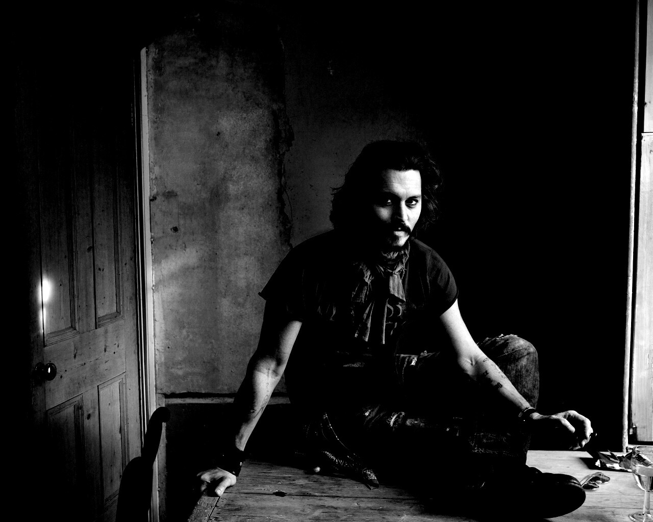 Джонни Депп на столе обои