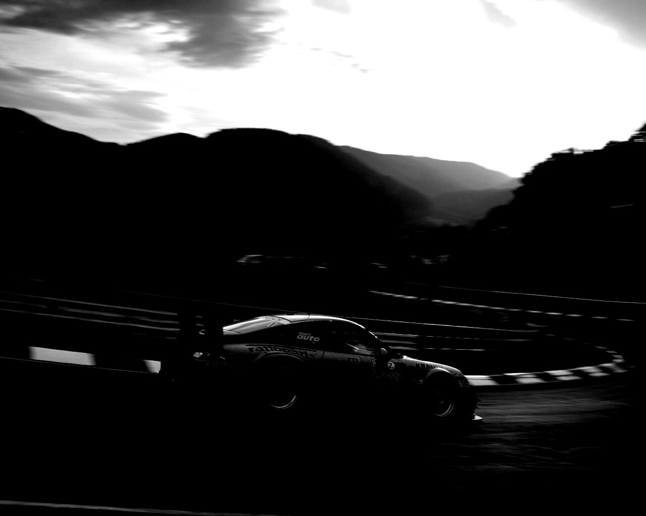 Гоночный Порше на треке обои