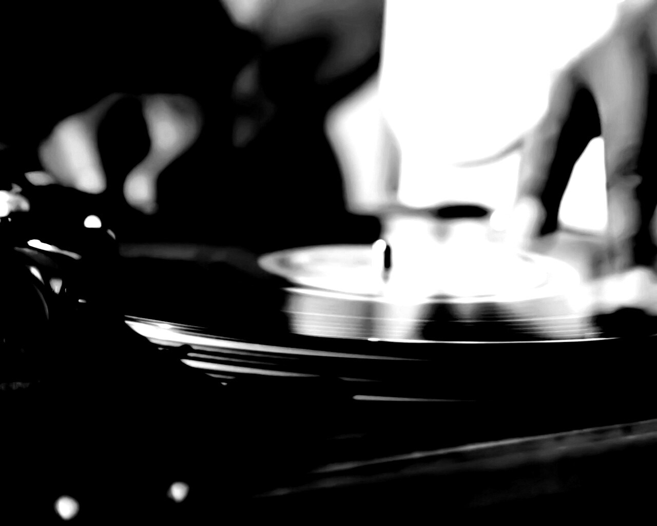 Винил на диджейском пульте обои