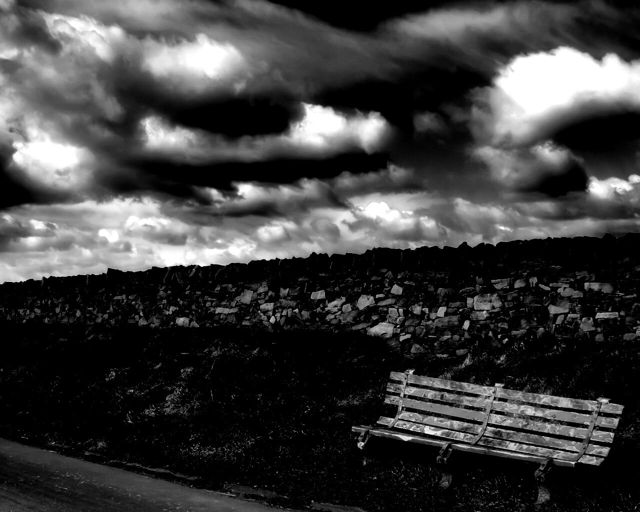 Скамейка у дороги обои